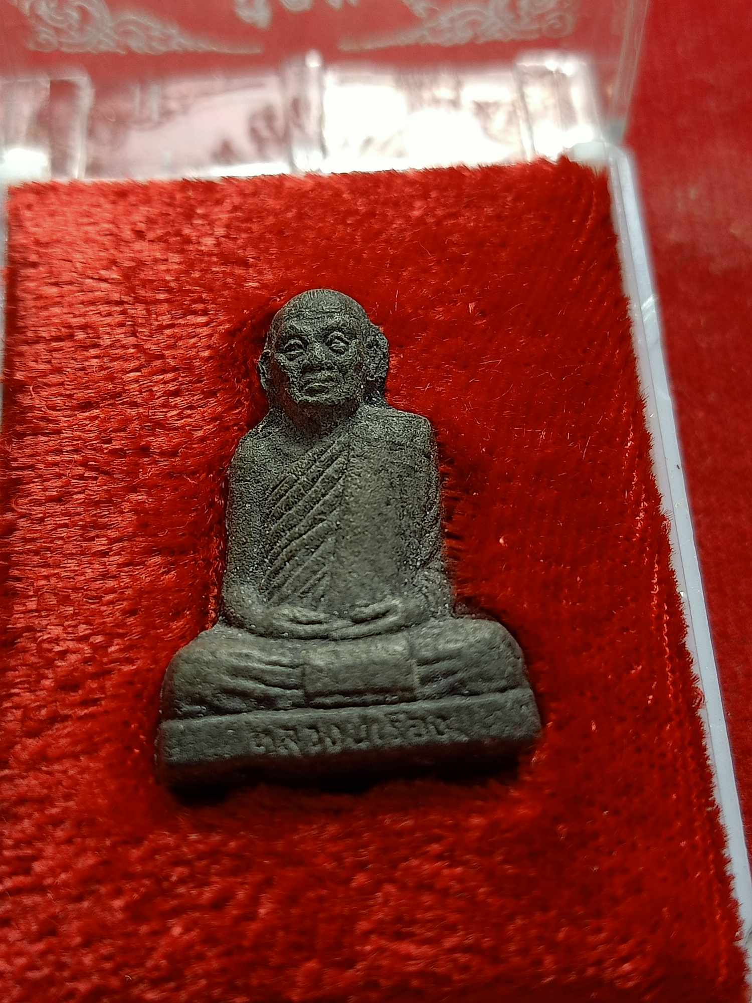 พระผงรูปเหมือน หลวงปู่เรือง วัดเขาสามยอด จ.ลพบุรี พร้อมกล่อง (SKU-03742)