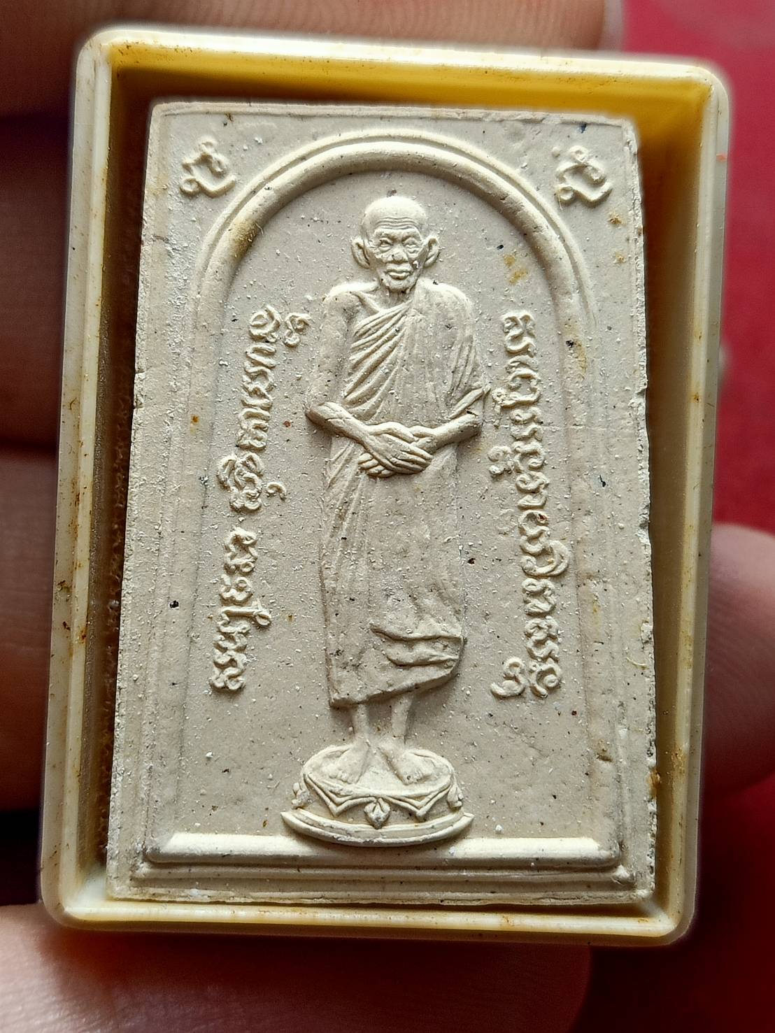 พระผงข้าวก้นบาตรรูปเหมือนยืน จีวร-เกศา หลวงพ่อเกษม เขมโก รุ่นวันเพ็ญเดือน 14 สุสานไตรลักษณ์ จ.ลำปาง ปี 2525 พร้อมกล่อง (SKU-12912)