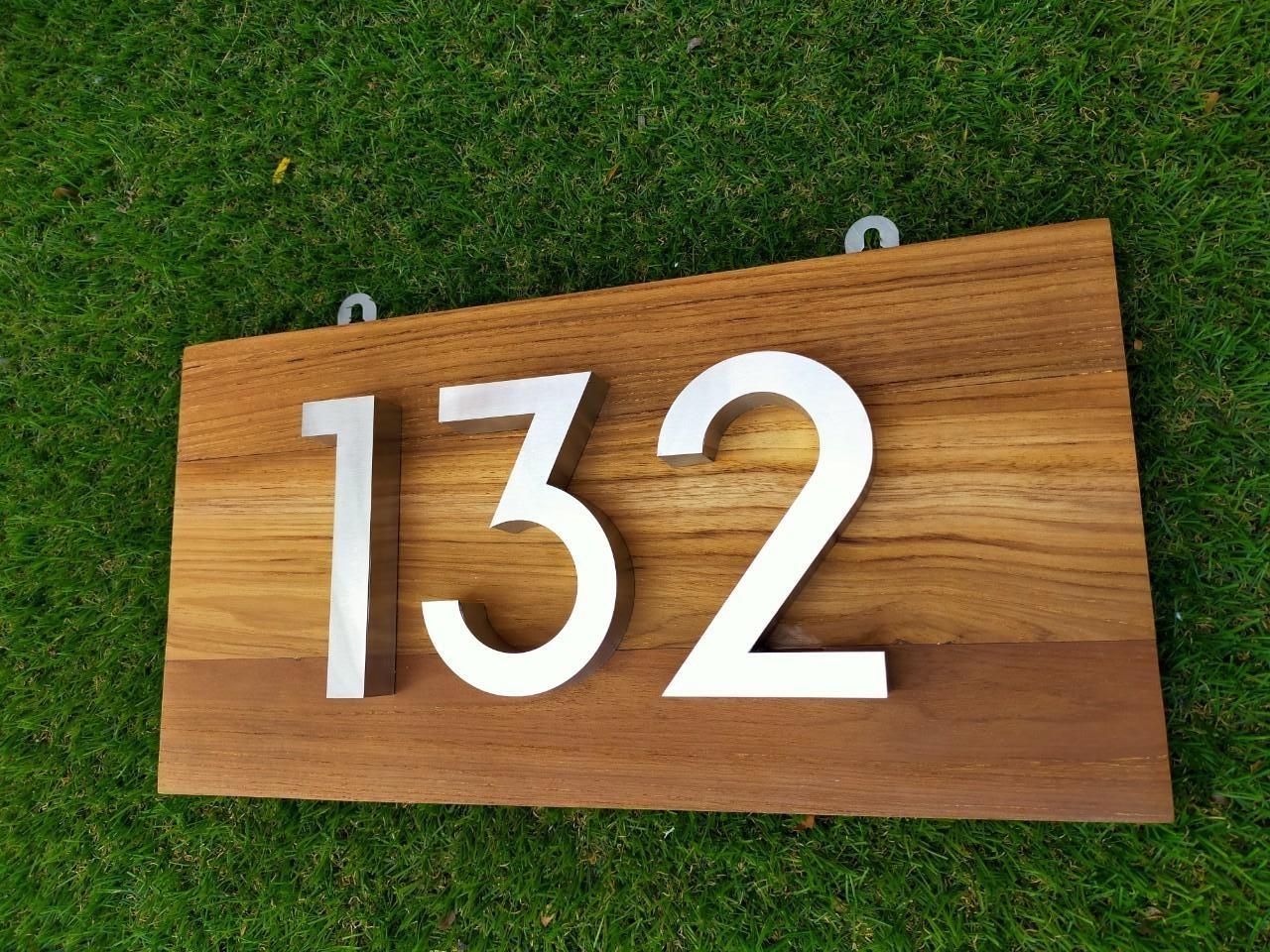 งานป้ายไม้ อักษรสแตนเลสติดลงบนแผ่นไม้ ป้ายเลขที่บ้าน