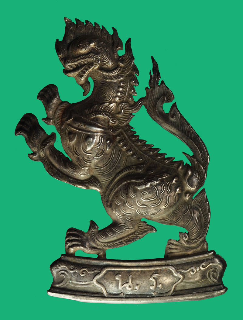 ขายแล้ว*35314 เข็มกลัดสิงห์ ฐาน มีตัวหนังสือ นร ด้านหลังมีหมายเลขกำกับ ขนาดความ 5x8 เซนติเมตร เข็มกลัดหาย ทำด้วยเงิน 16