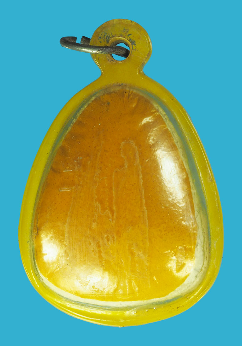 *39265 พระปิดตา ฝังตะกรดทองคำ เจ้าของเดิมใช้จีวรปิดด้านหลังไว้ เลี่ยมพลาสติกเก่าวินเทจ ไม่ทราบที่และปีสร้าง 6