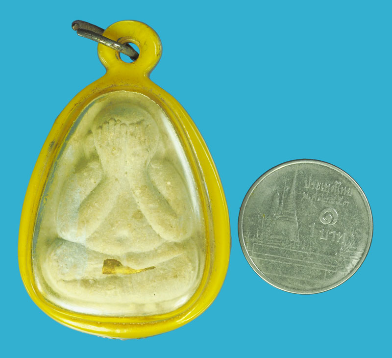 *39265 พระปิดตา ฝังตะกรดทองคำ เจ้าของเดิมใช้จีวรปิดด้านหลังไว้ เลี่ยมพลาสติกเก่าวินเทจ ไม่ทราบที่และปีสร้าง 6