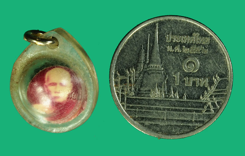 *35387 รูปถ่ายภาพสีหลังลูกนิมิตร เลี่ยมพลาสติกเก่า ไม่ทราบอาจารย์ 3