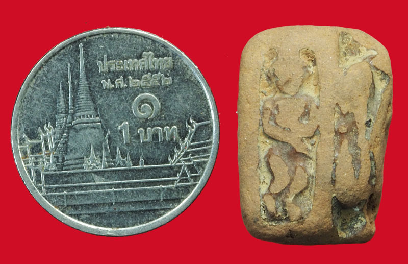 *37034 พระพิมพ์ลักษณะเหมือนกัญหาชาลี หรือ สวนสอง เนื้อดิน ลักษณะเนื้อเคลือบเเล็คเก่า ไม่ทราบที่ 9.1