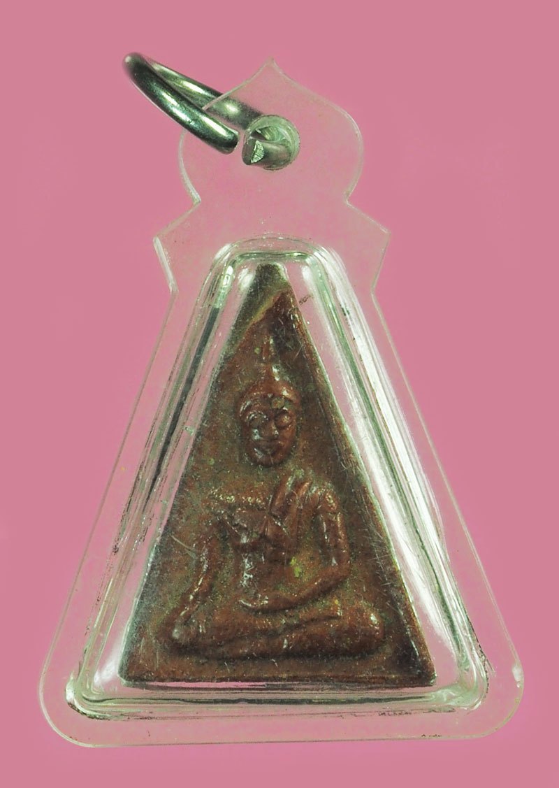 ขายแล้ว*39028 พระนางพญาเคลือบเเล็ค หลวงพ่อแพ วัดพิกุลทอง สิงห์บุรี ปี 2506 เลี่ยมพลาสติกใหม่ 82