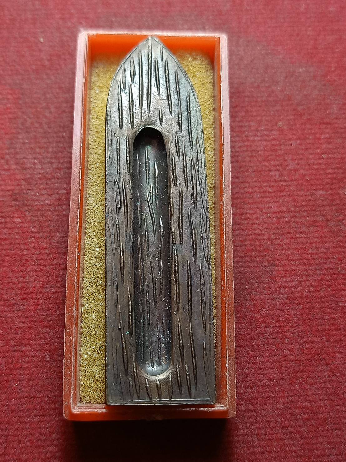 พระร่วง หลังรางปืน วัดนิคมศรีสำโรง จ.สุโขทัย ปี 2523 พร้อมกล่อง (SKU-08469)