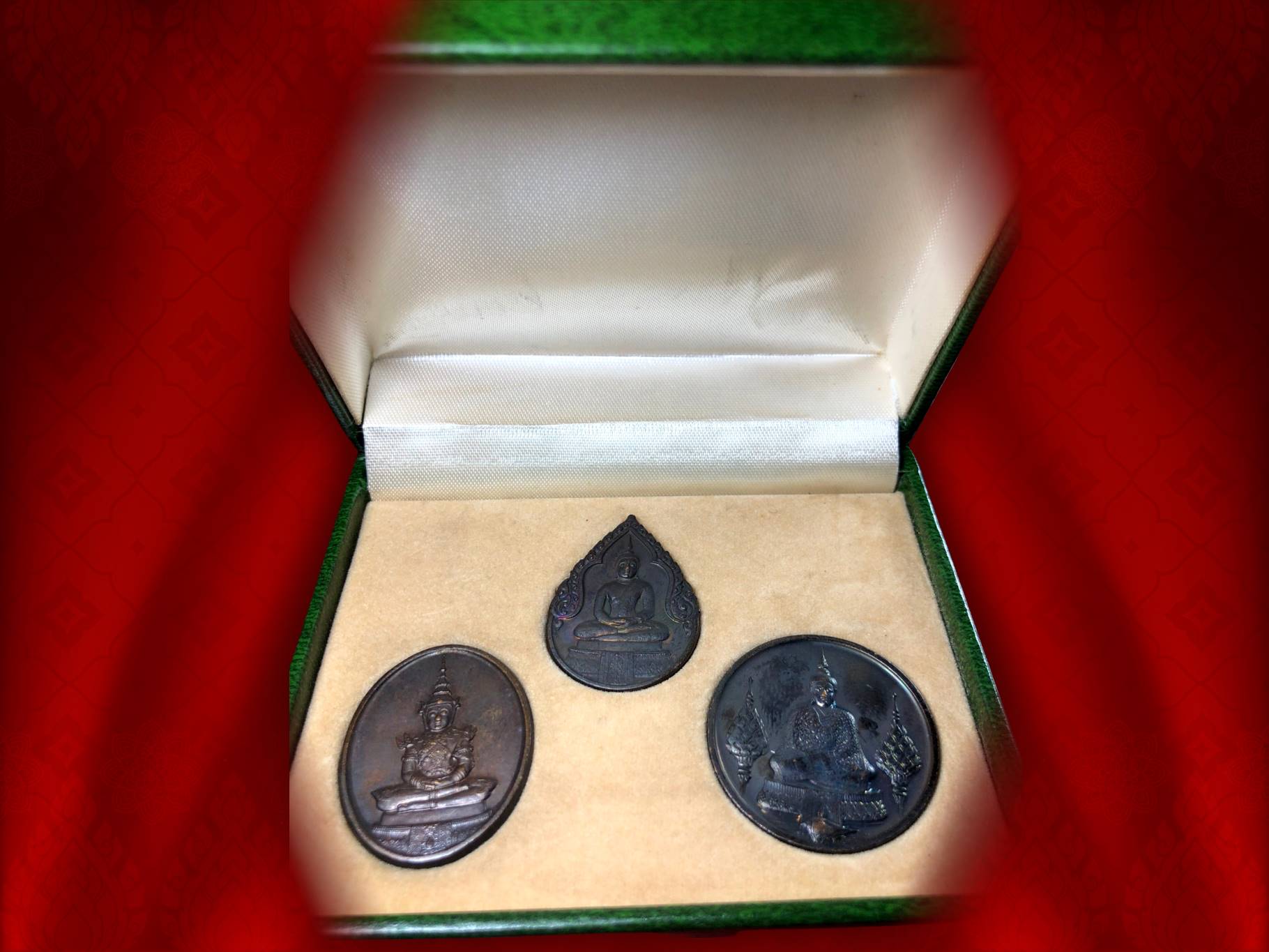 เหรียญพระแก้วมรกต ภปร. ฉลองกรุงรัตนโกสินทร์ 200 ปี พ.ศ.2525 (เนื้อทองแดง) ฤดูหนาว ฤดูร้อน ฤดูฝน จำนวน 3 เหรียญ กล่องครบเซทครับ