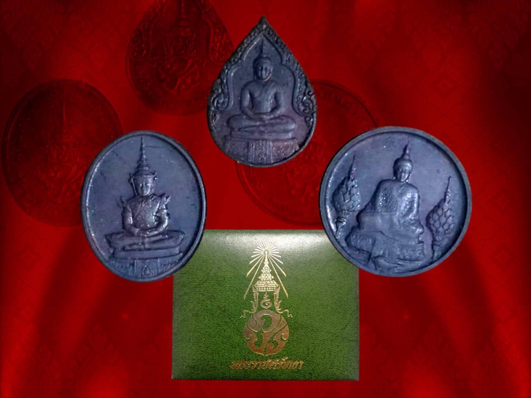 เหรียญพระแก้วมรกต ภปร. ฉลองกรุงรัตนโกสินทร์ 200 ปี พ.ศ.2525 เนื้อทองแดง ครับทั้ง 3 ฤดู กล่องหนังอย่างหรูเดิมๆ ครับ