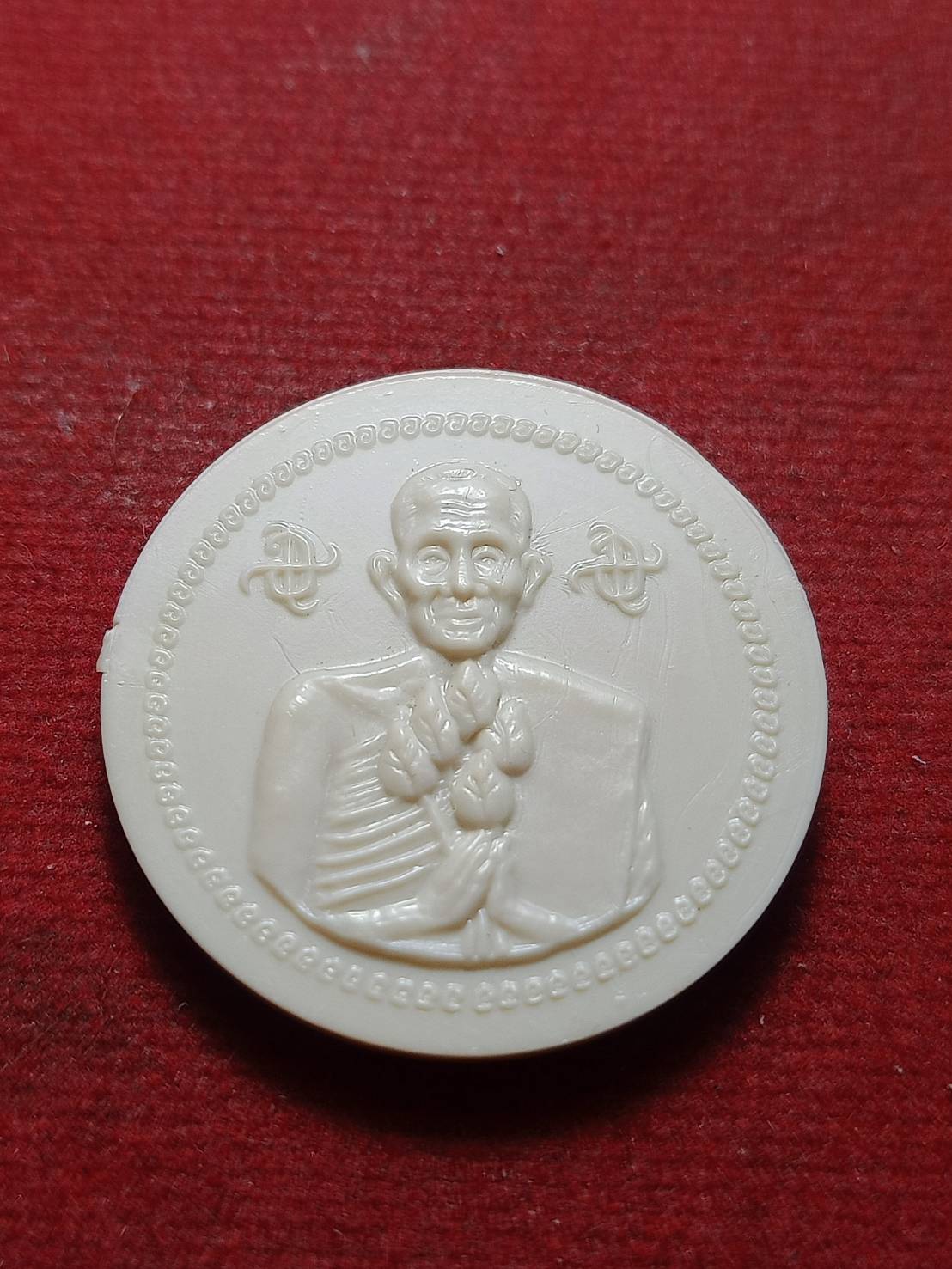 เหรียญหลวงพ่อโอภาสี ถือดอกบัว เนื้อพลาสติก วัดพุทธบูชา (อาศรมบางมด) กทม. (SKU-10892)