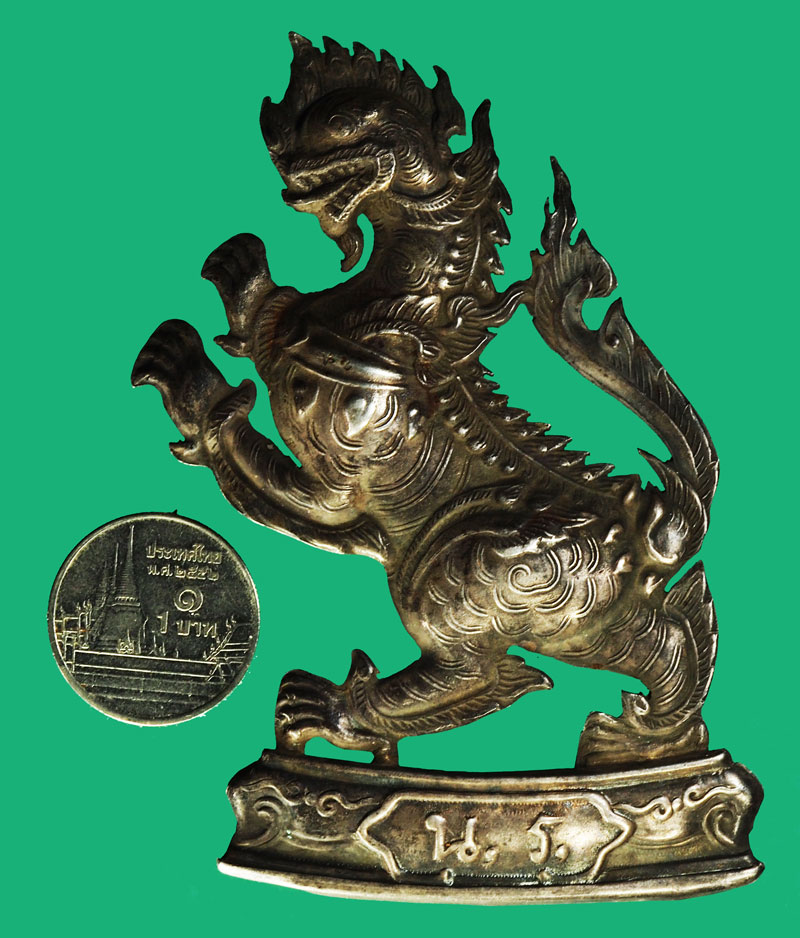 ขายแล้ว*35314 เข็มกลัดสิงห์ ฐาน มีตัวหนังสือ นร ด้านหลังมีหมายเลขกำกับ ขนาดความ 5x8 เซนติเมตร เข็มกลัดหาย ทำด้วยเงิน 16