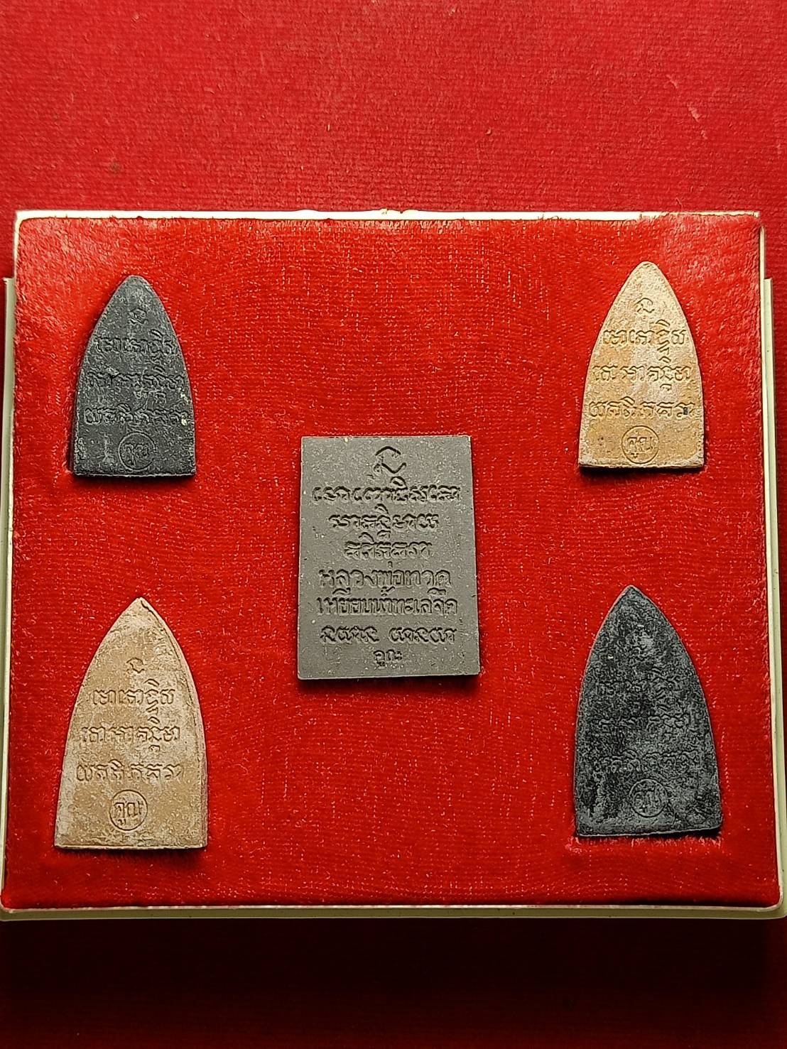 พระชุดหลวงพ่อทวด เหยียบน้ำทะเลจืด รุ่นสร้างโรงเรียนทรัพย์เศรษฐี พร้อมกล่อง (SKU-09219)