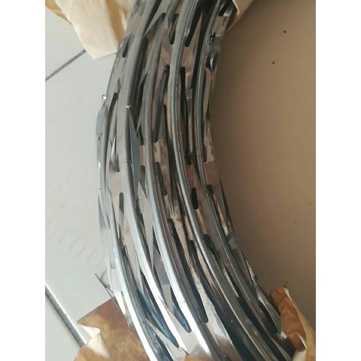 ลวดหนามหีบเพลง ลวดหนามทหาร (ราคารวมแวท)(รุ่นหนา0.30มม.) สเปกราชการ BTO-22 ความยาว 10 เมตร ลวดหนามล้อมรั้ว รั้วทหาร