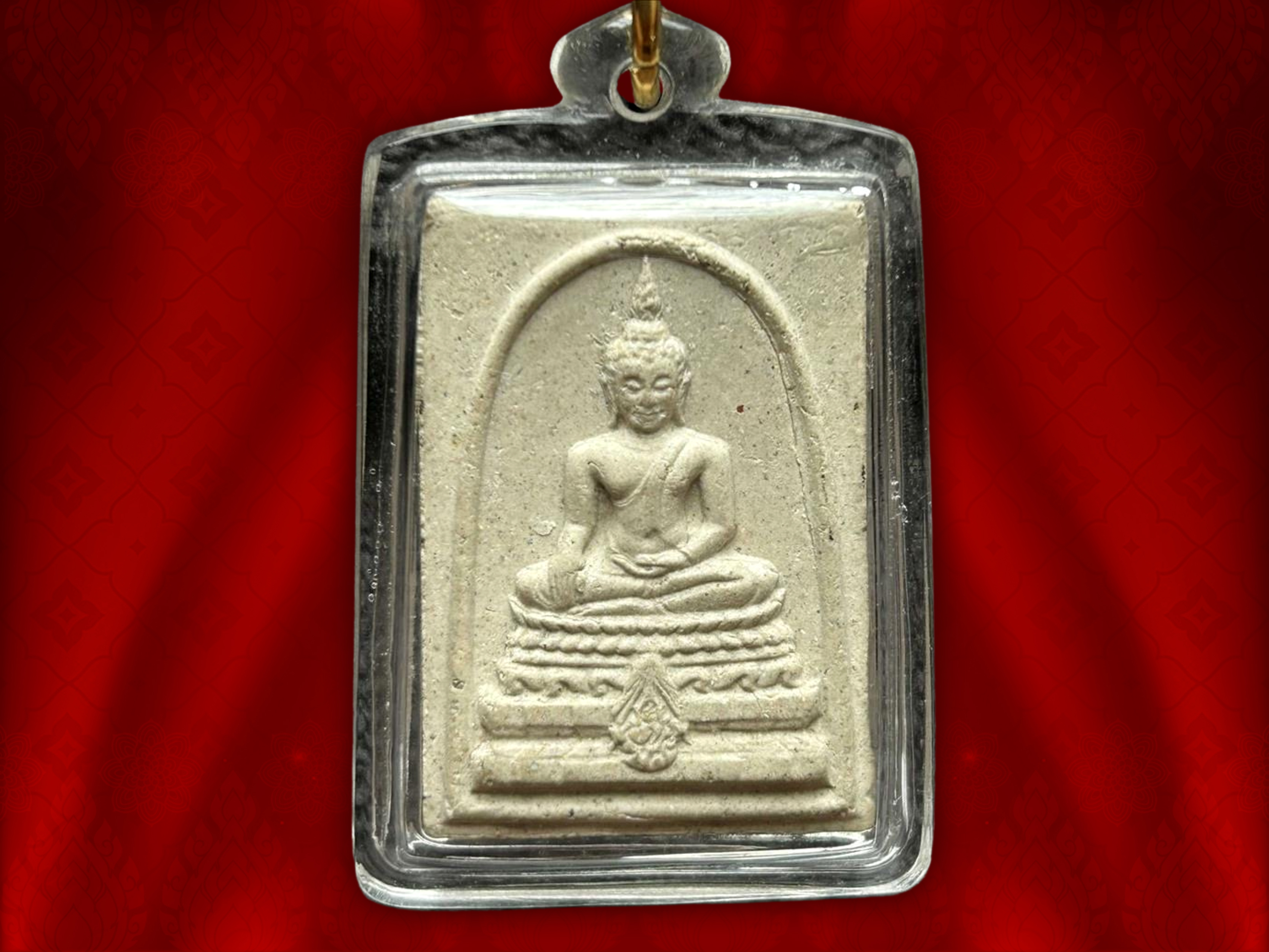 พระพุทธชินสีห์ ภปร.(สมเด็จทันโต) ผสมมวลสารมหามงคลพระทนต์ในหลวง ร.9 ปี 2533 (พิมพ์ใหญ่) พร้อมเลี่ยมพลาสติกครับ ด้านหน้าเป็นรูปพระพุทธชินสีห์ พระประธานในพระอุโบสถวัดบวรนิเวศราชวรวิหาร ประดิษฐานตรา ภปร. บริเวณผ้าทิพย์ งามๆ มวลสารเยอะทั้งด้านหน้า