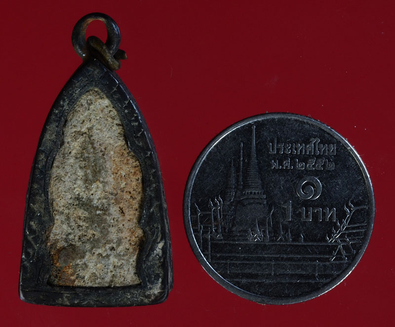 *28486 พระเนื้อดินเลี่ยมเงินเก่า สภาพใช้ ไม่ทราบที่ 13