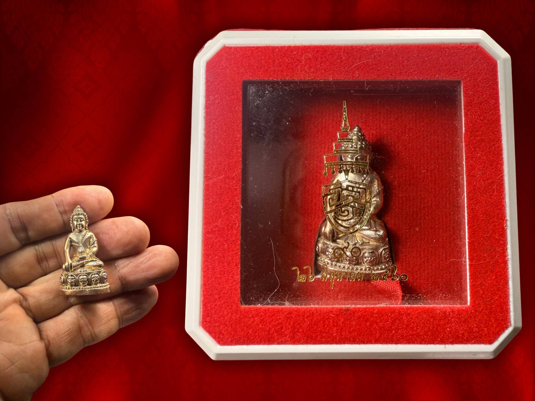 พระกริ่งอริยวงศ์ ออป. ครบรอบ 90 พรรษา ปี 2560 ของสมเด็จพระอริยวงศาคตญาณ สมเด็จพระสังฆราช (อัมพร อัมพโร ) วัดราชบพิธ สมเด็จพระสังฆราช พระองค์ที่ 20 แห่งกรุงรัตนโกสินทร์ เนื้อนวะ พร้อมกล่อง องค์นี้ No.3256