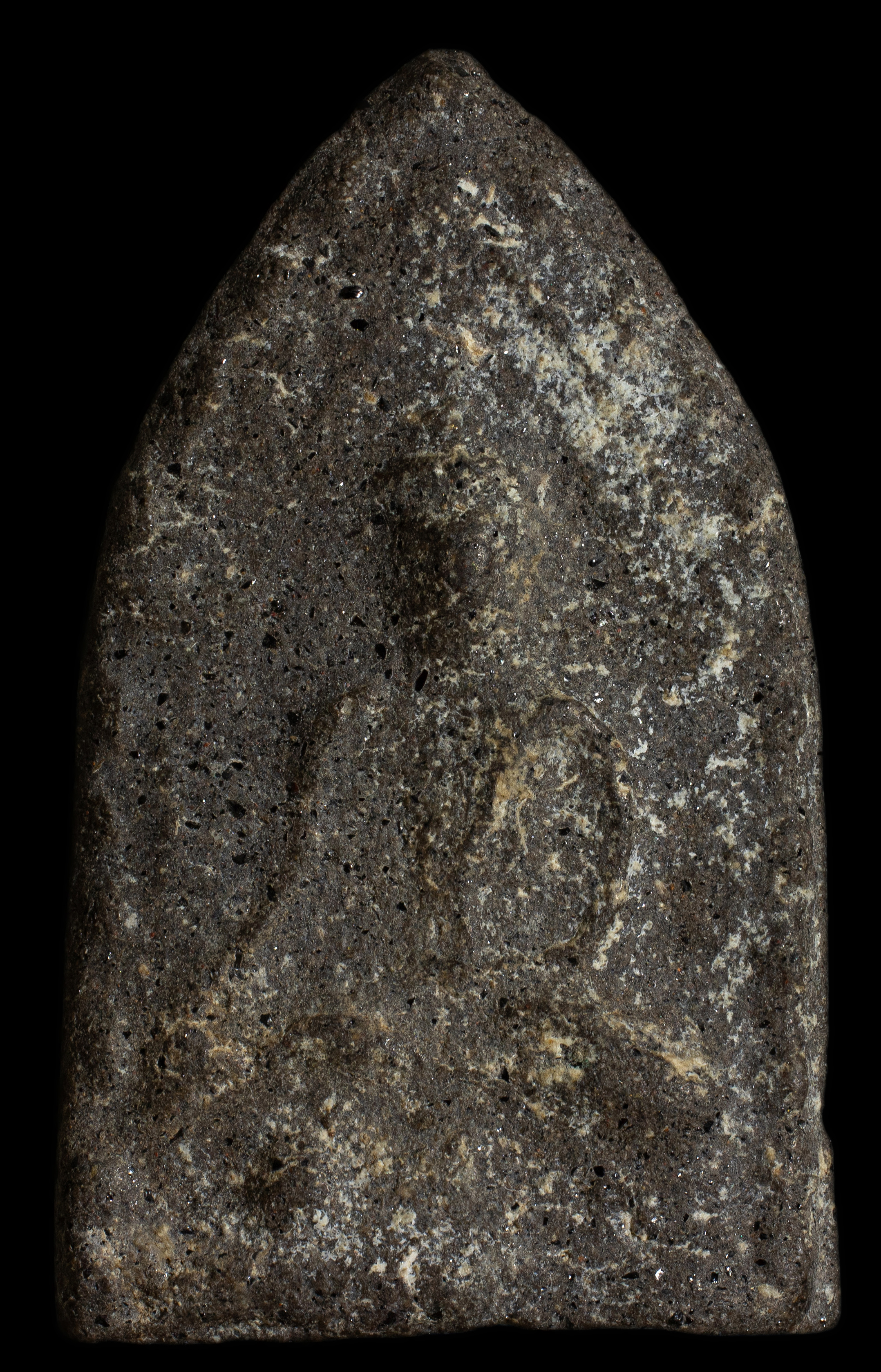 พระขุนแผนนั่งกุมารขาไขว้ สองหน้า หลวงพ่อกวย วัดโฆสิตาราม เนื้อผงใบลานผสมผงพุทธคุณ โรยแร่อุกกาบาต