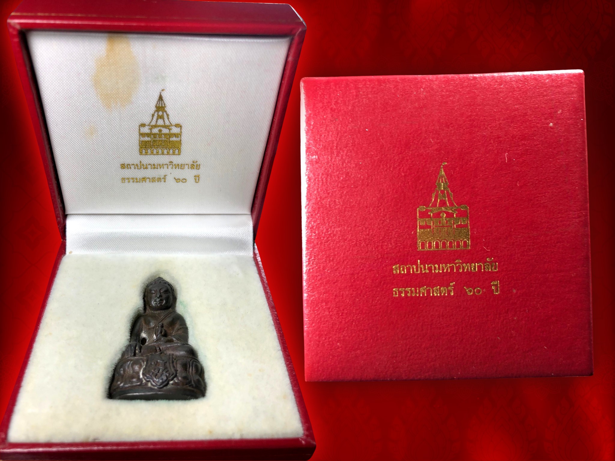 พระกริ่ง ภปร. 60 ปี ธรรมศาสตร์ สร้างเป็นที่ระลึกการสถาปนาครบรอบ 60 ปี มหาวิทยาลัยธรรมศาสตร์ ปี 2537 เนื้อนวโลหะ หล่อโบราณ พิธีพุทธาภิเษกที่พระอุโบสถวัดพระศรีรัตนศาสดาราม กรุงเทพ