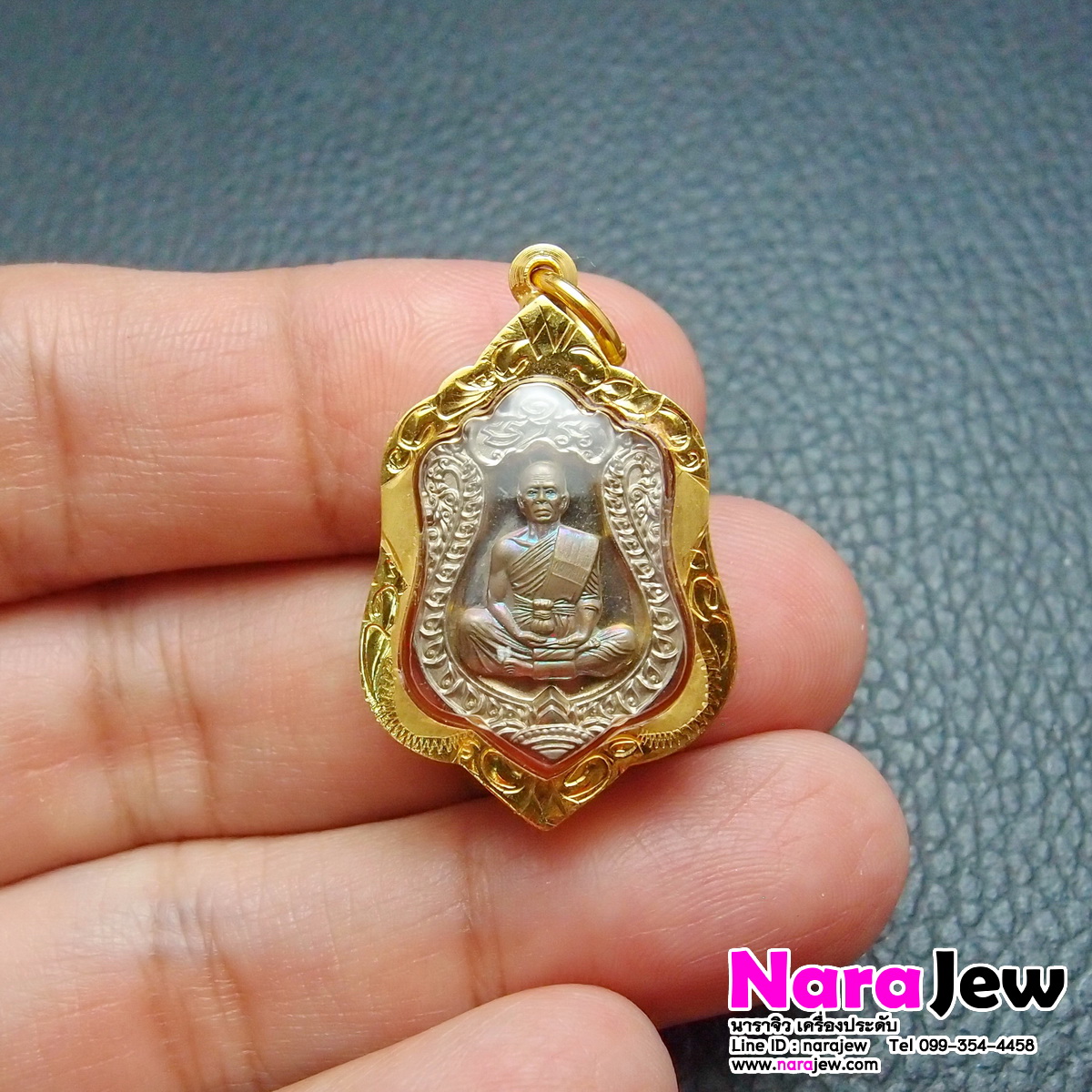 เหรียญหลวงพ่อคูณ เสมาจิ๋ว รุ่นสุขในหัวใจ2 (EOD2) ปี 58 เลี่ยมกรอบทองคำแท้ 18K เนื้ออัลปาก้า องค์นวะ