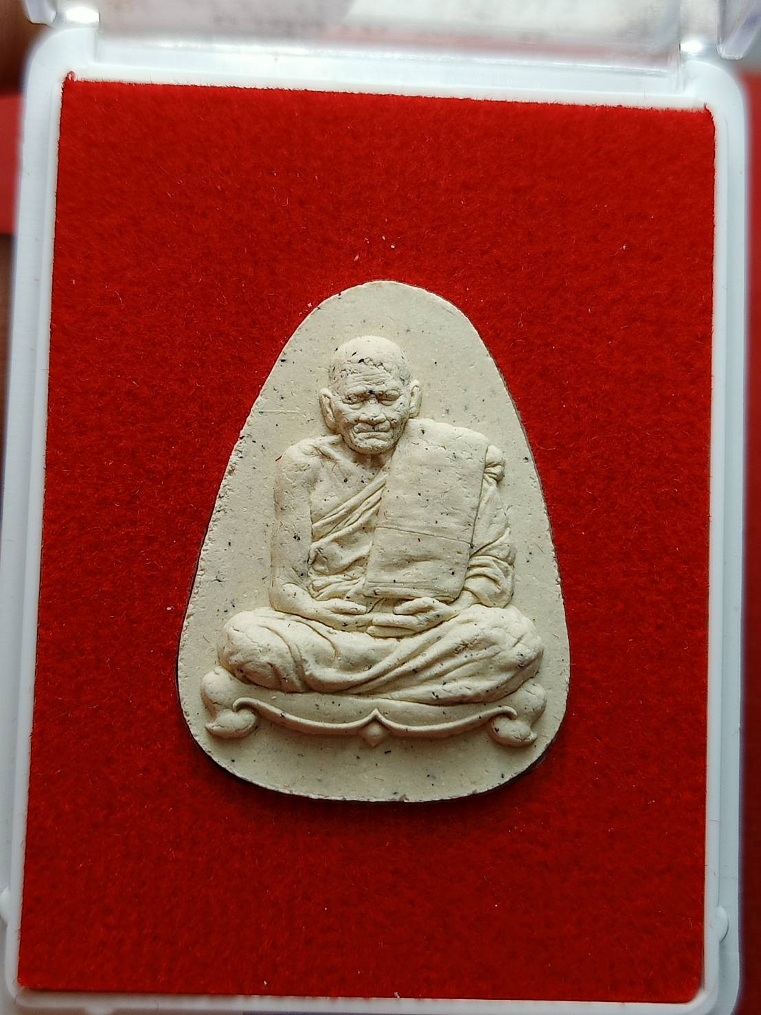 พระผงเจริญพร อายุครบ 77 ปี พระครูปลัดวชิรโสภณญาณ หลวงปู่มหาศิลา สวนสงฆ์แกเป๊ะ จ.กาฬสินธุ์ ปี 2564 พร้อมกล่อง (SKU-07836)