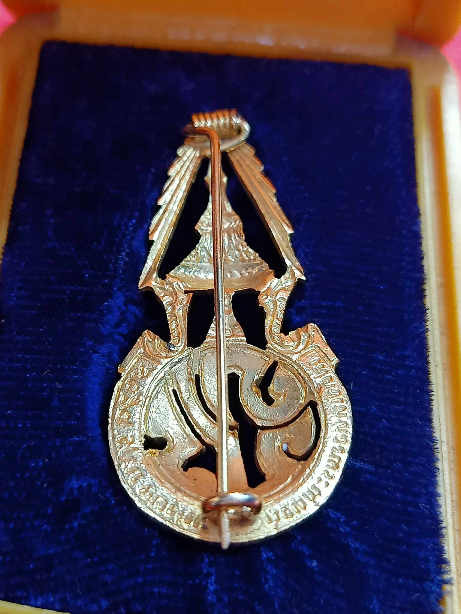 เข็มกลัด ร.9 ภปร. สมเด็จพระเจ้าอยู่หัวเสด็จประราชพิธีเททอง วัดบุพพาราม จ.เชียงใหม่ ปี 2519 พร้อมกล่อง (SKU-02912)