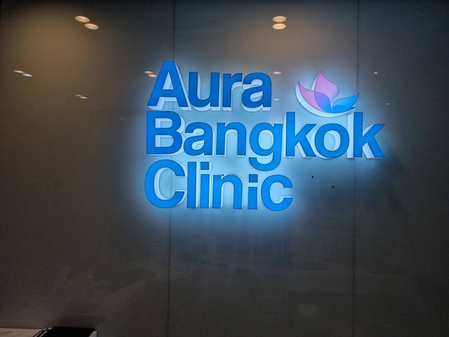 อักษรกล่องไฟอะคริลิคไฟออกรอบตัว