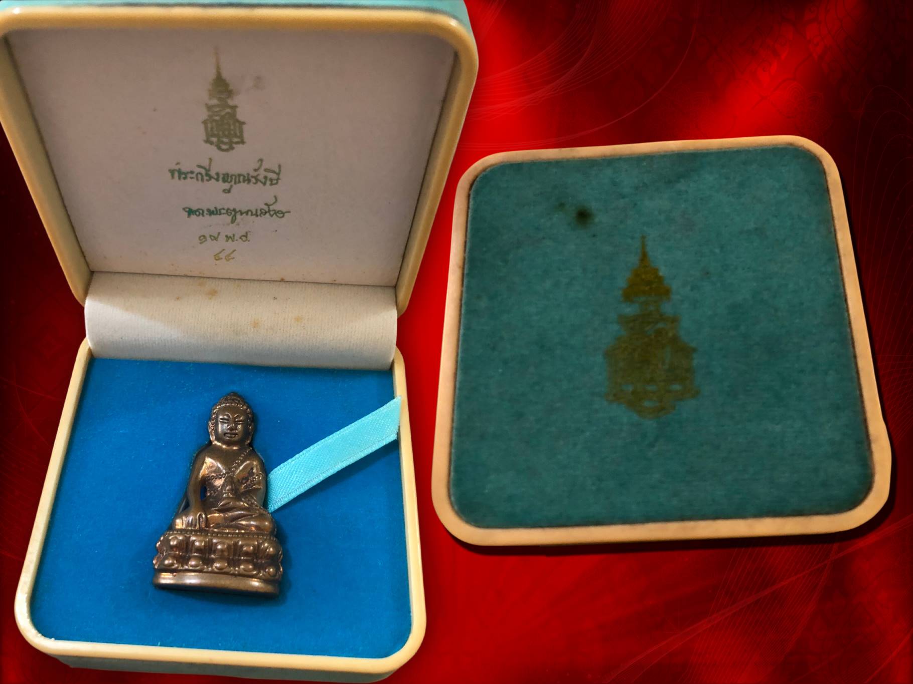 พระกริ่งญาณรังษี เนื้อสัตตะ จัดสร้างปี พ.ศ. 2544 พร้อมกล่องเดิม บรรจุเส้นพระเกศาสมเด็จพระสังฆราชเจ้า กรมหลวงวชิรญาณสังวร (เจริญสุวัฑฒโน) และทรงเมตตาอธิฏฐานจิต
