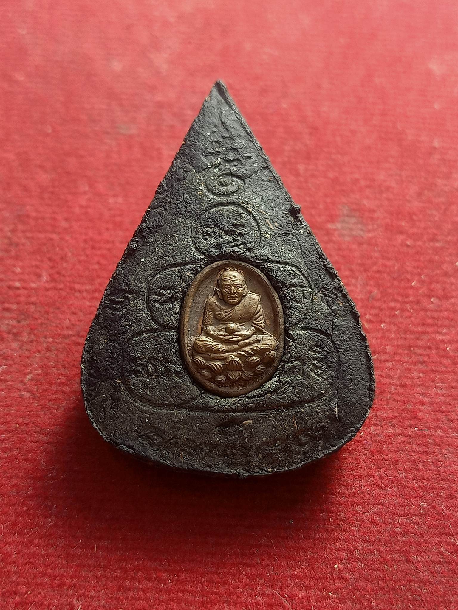 พระพุทธทรงเครื่อง เนื้อผงว่าน หลัง ยันต์ตุ๊กตาไม่ทราบที่(SKU-01397)