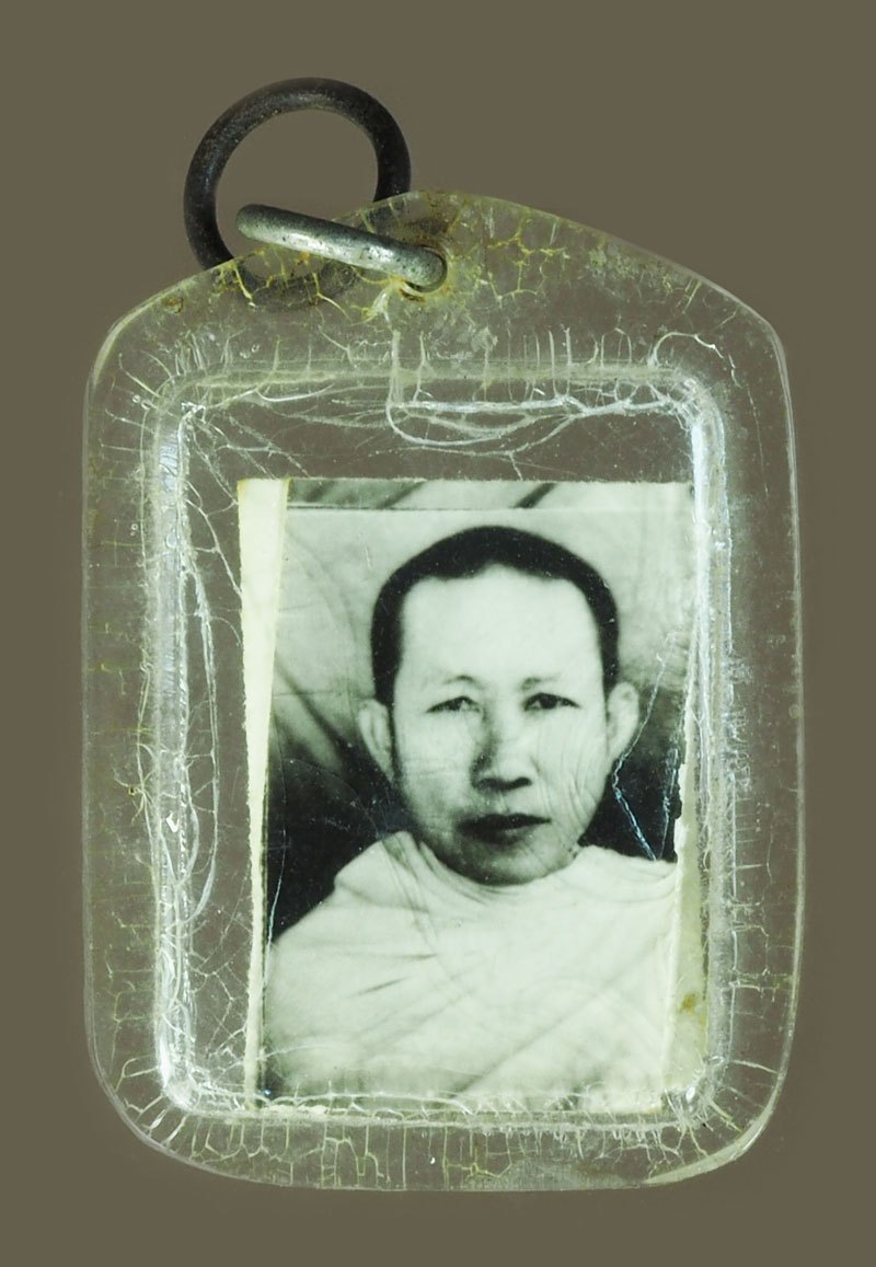 *40460 รูปถ่ายสองหน้า หลวงพ่อโม่ง วัดมะนาวหวาน ลพบุรี เลี่ยมพลาสติกเก่าแตกลายงาแล้ว 4