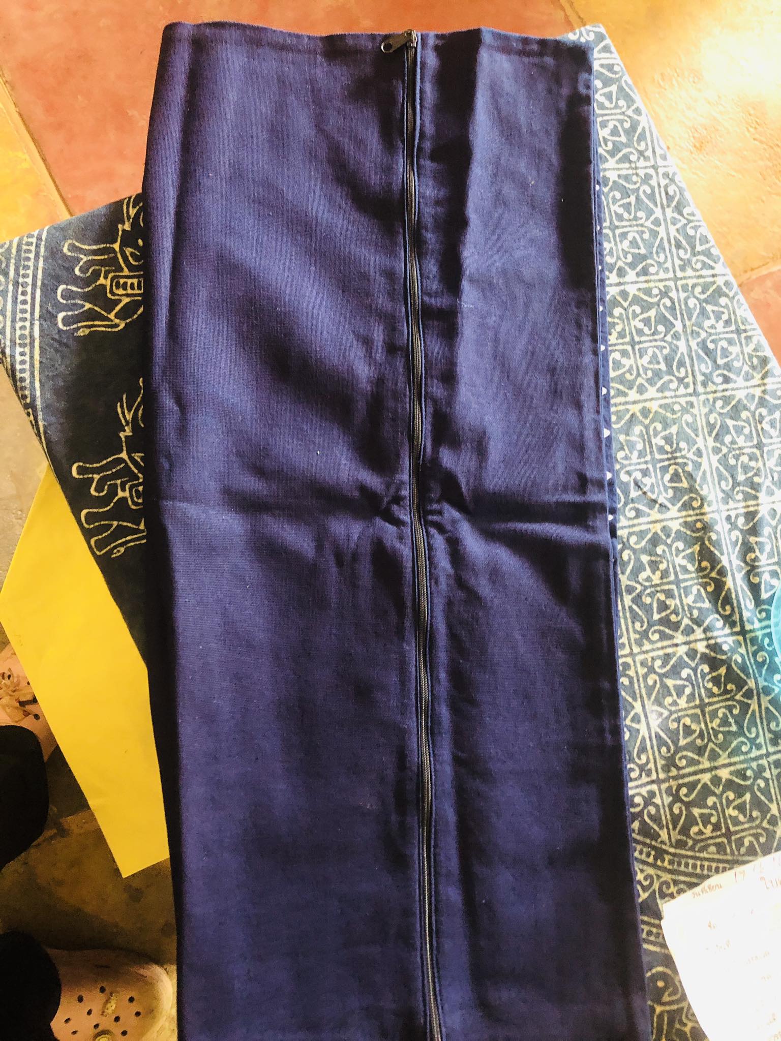 ปลอกหมอนผ้าเขียนเทียน 2 ชิ้น ข้างหลังเป็นซิบ มี 2 ขนาด คละลาย ฟาร์มเห็ดบ้านหัวน้ำ