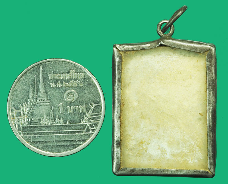 *37125 รูปถ่ายอัดกระจกสองด้านเก่า กระจกไม่หนา ยุค 24XX เจ้าของเดิมเลี่ยมจับขอบเงินไว้ ไม่ทราบที่ 4