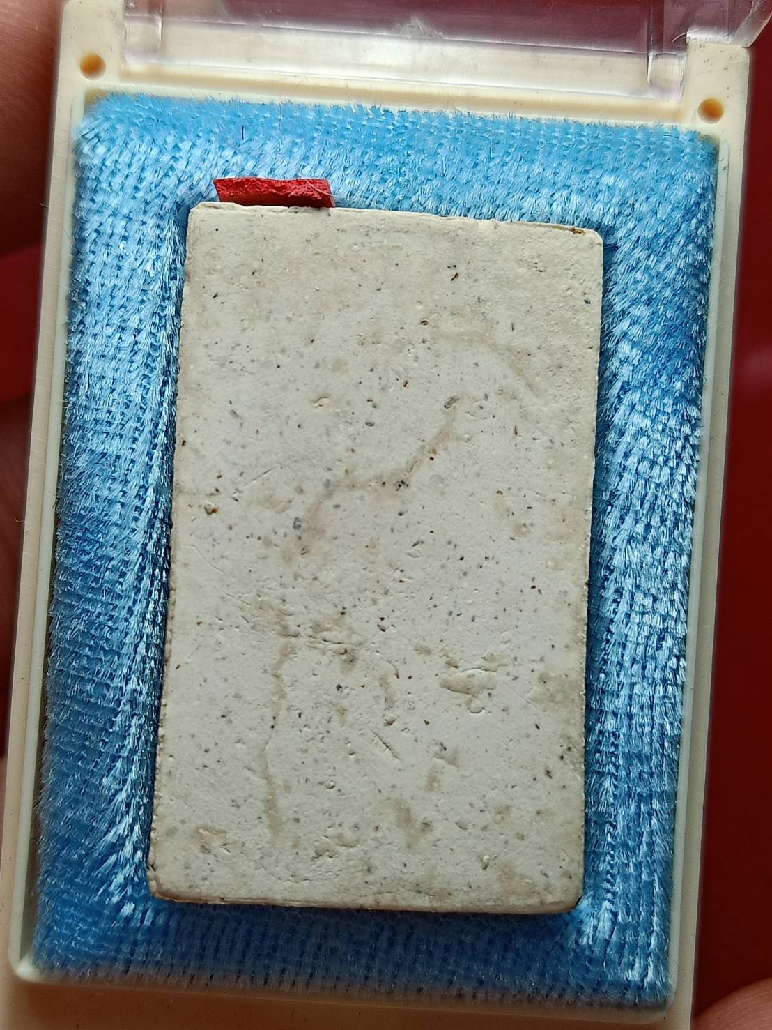 พระผงไม้เท้าหลวงปู่มั่น วัดธรรมมงคล กรุงเทพ ปี 2541 พร้อมกล่อง (SKU-12798)