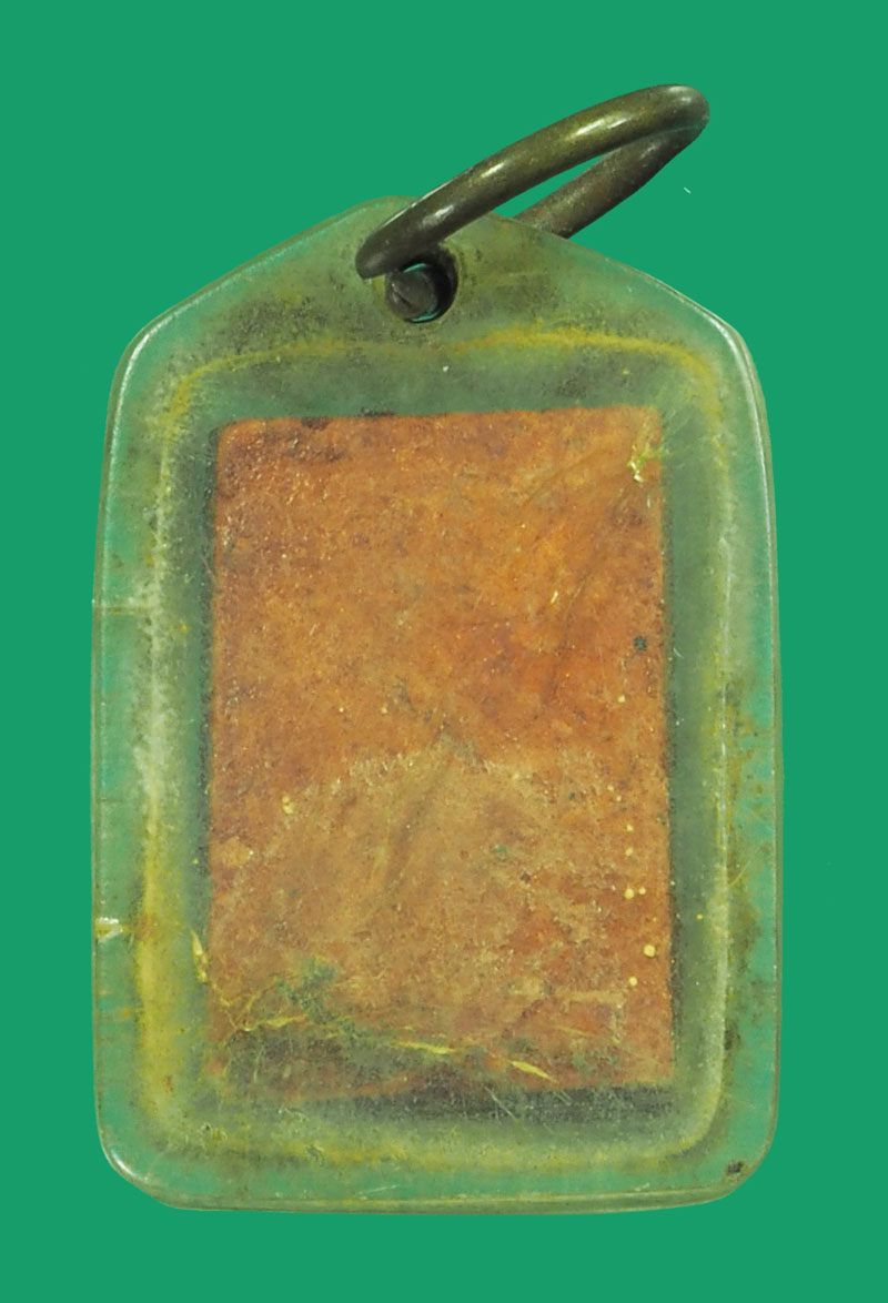 *33396 นางกวักเนื้อดิน เลี่ยมพลาสติกเก่าไม่ทราบที่และปีสร้าง 3