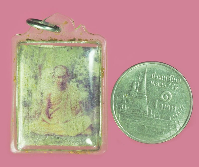 *39024 รูปถ่ายหลวงพ่อเกษมเขมโก สุสานไตรลักษณ์ ลำปาง เลี่ยมพลาสติกเก่า ไม่ทราบปี 70