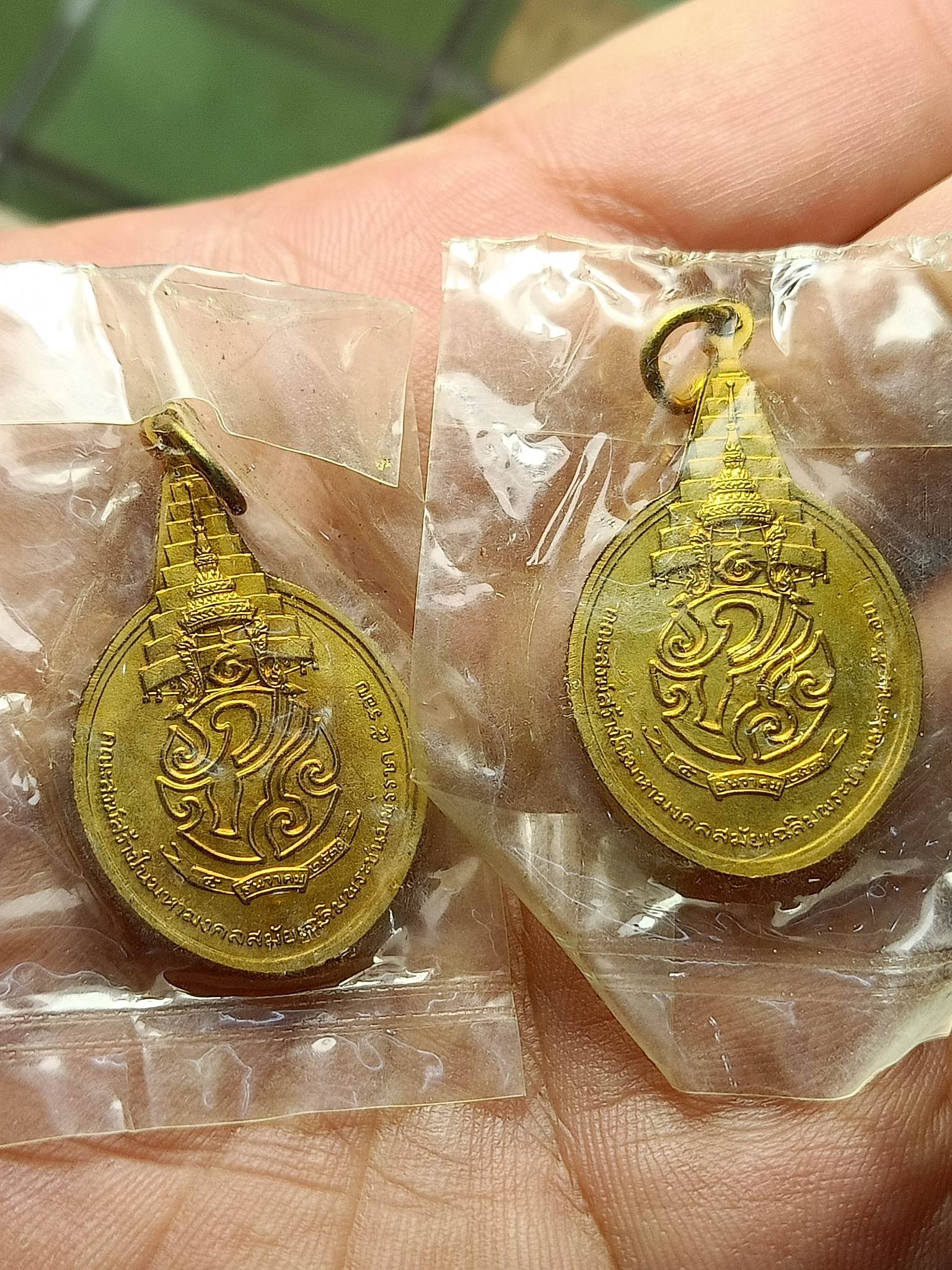 เหรียญพระชัยหลังช้าง ซองเดิม หลัง ภปร เนื้อกะไหล่ทอง ปี 2530 จำนวน 2 องค์ **ไม่รวมโปร** (SKU-02167)