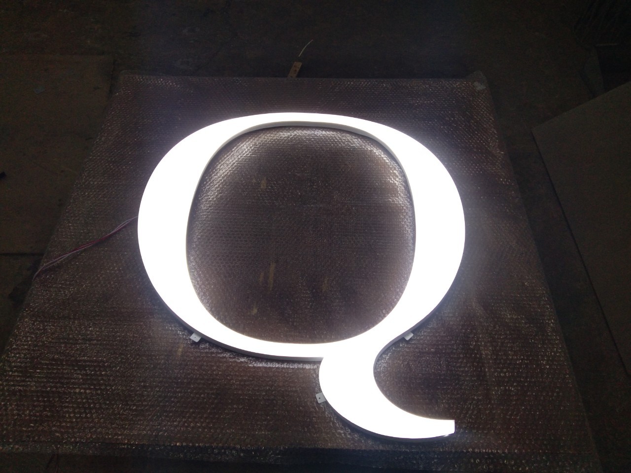 ป้ายอักษรไฟออกรอบตัว '' Q ''