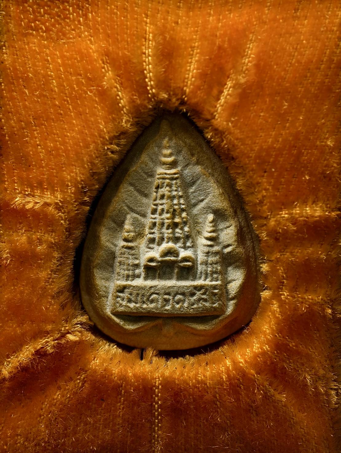 พระผงพระสมเด็จตรัสรู้ วัดทุ่งเสรี กรุงเทพฯ ปี 2519 พร้อมกล่อง (SKU-13705)