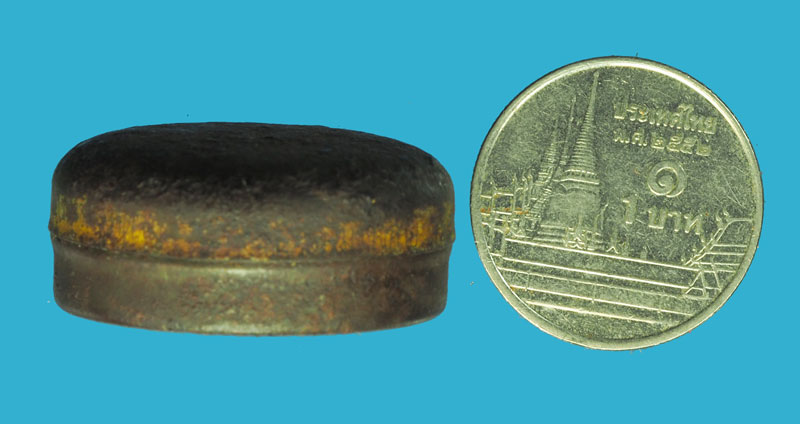 *33359 ตลับสีผึ้งเก่า ไม่ทราบอาจารย์ 12