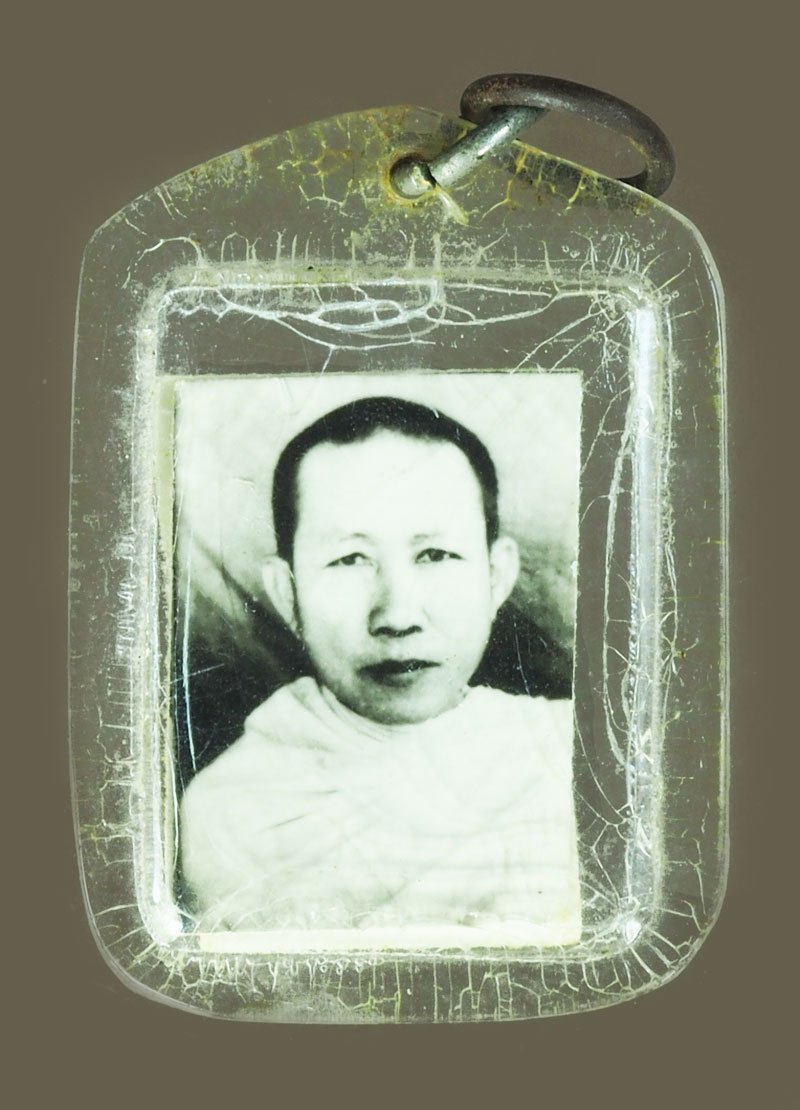 *40460 รูปถ่ายสองหน้า หลวงพ่อโม่ง วัดมะนาวหวาน ลพบุรี เลี่ยมพลาสติกเก่าแตกลายงาแล้ว 4