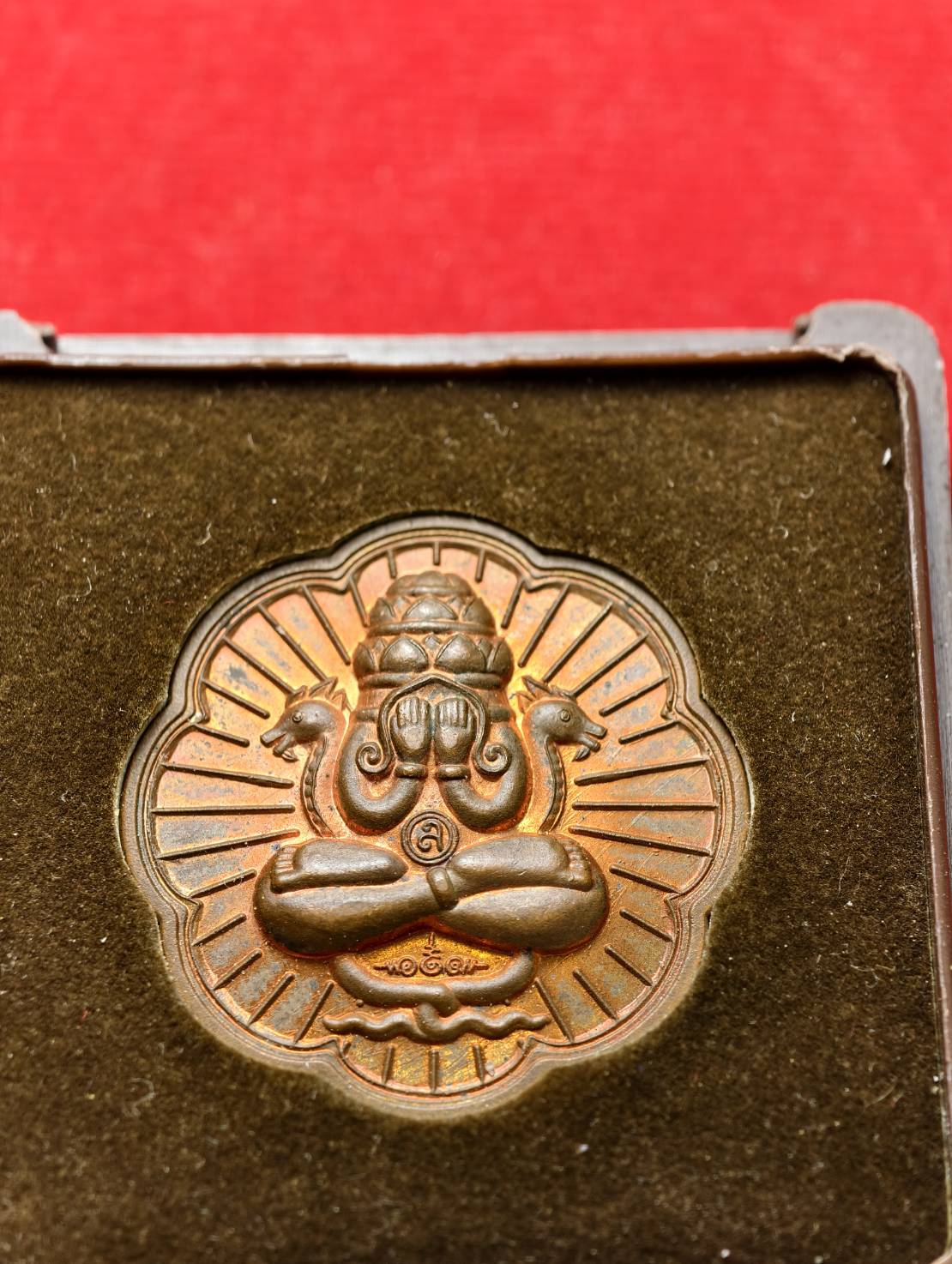 เหรียญจตุคามรามเทพ หลักเมืองพุทธาคมเขาอ้อ หลังพระปิดตาพังพะกาฬ ปี 2549 ขนาด 3.5 ซ.ม พร้อมกล่อง (SKU-13370)