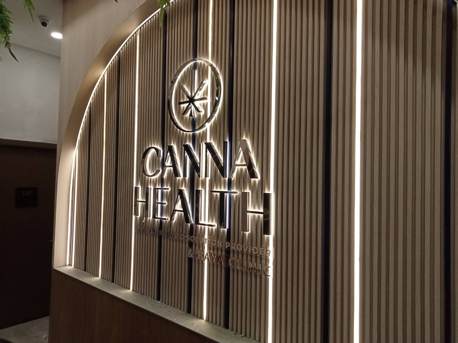 #ป้ายอักษรไฟออกหลัง #อักษรสแตนเลสแฮร์ไลน์ไฟออกหลัง