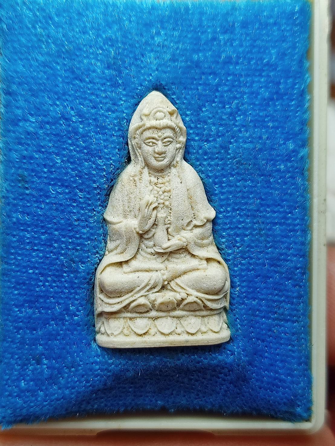 พระผงกวนอิมโพธิสัตย์ วัดบวรนิเวศวิหาร กรุงเทพ ปี 2536 พร้อมกล่อง (SKU-07898)