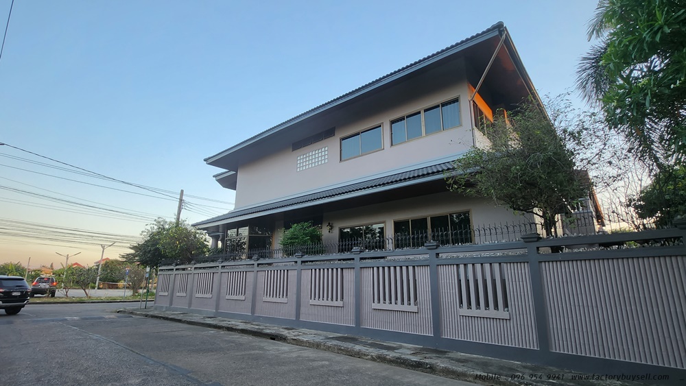 House for sale, Sammakorn Village, Ramkhamhaeng 110,112, land 216.2 square wah, building 700 sq m, behind the edge, beautiful house next to the lake 55 rai, open courtyard 3.7 rai, next to the garden 1.74 rai, Orange Line MRT Sammakorn Bang Kapi Station G