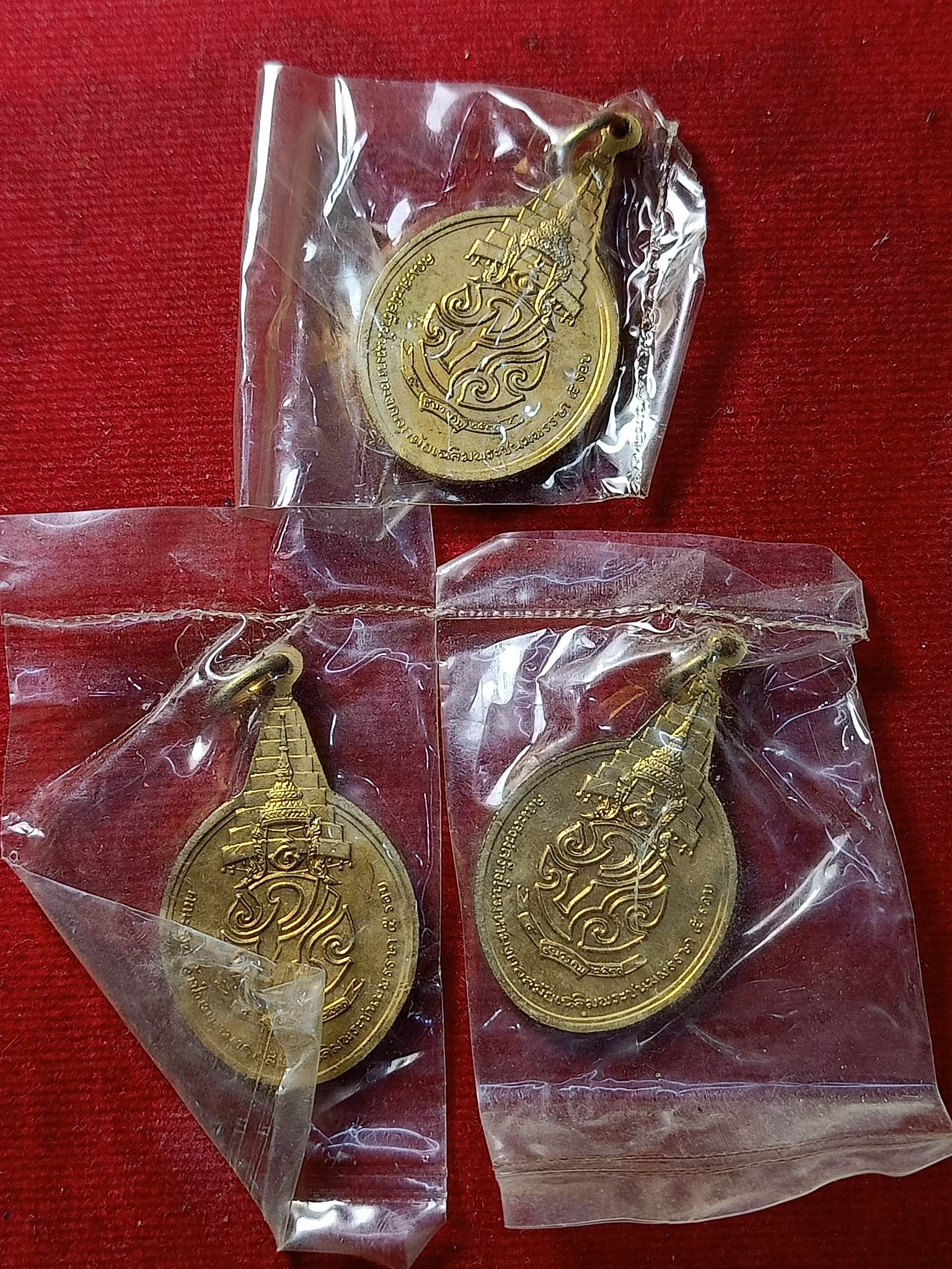 เหรียญพระชัยหลังช้าง ซองเดิม หลัง ภปร เนื้อกะไหล่ทอง ปี 2530 จำนวน 3 องค์ **ไม่รวมโปร** (SKU-02169)
