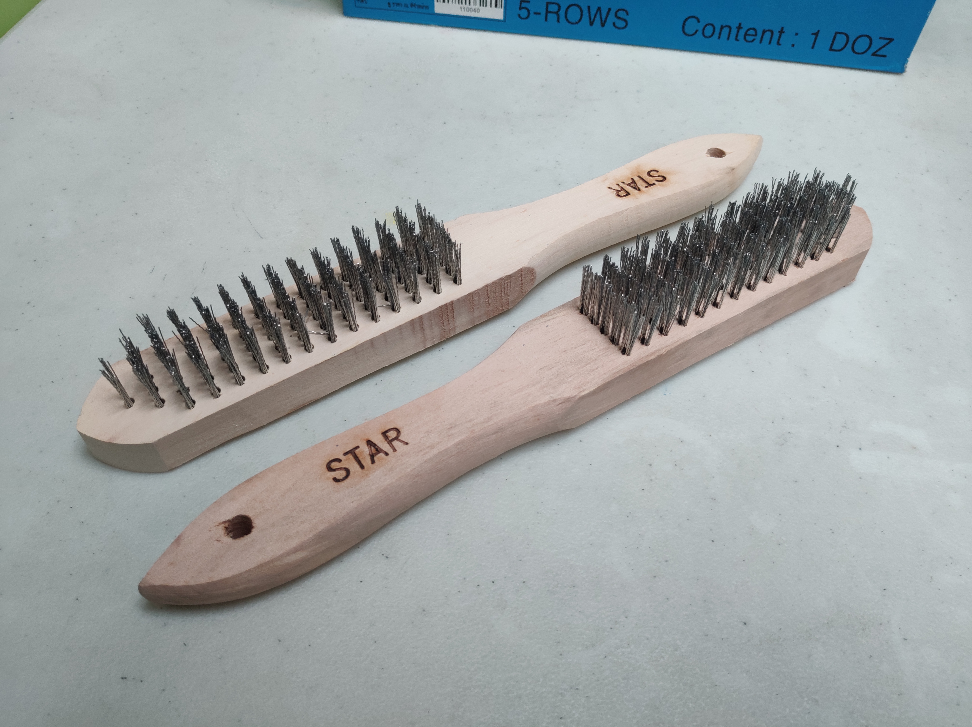 แปรงลวดเหล็ก ตรา STAR ขนาด 5 แถว(ราคารวมแวท) (กล่อง 1 โหล) แปรงลวดเหล็กด้ามไม้ แปรงขัดสนิม{0407810801}