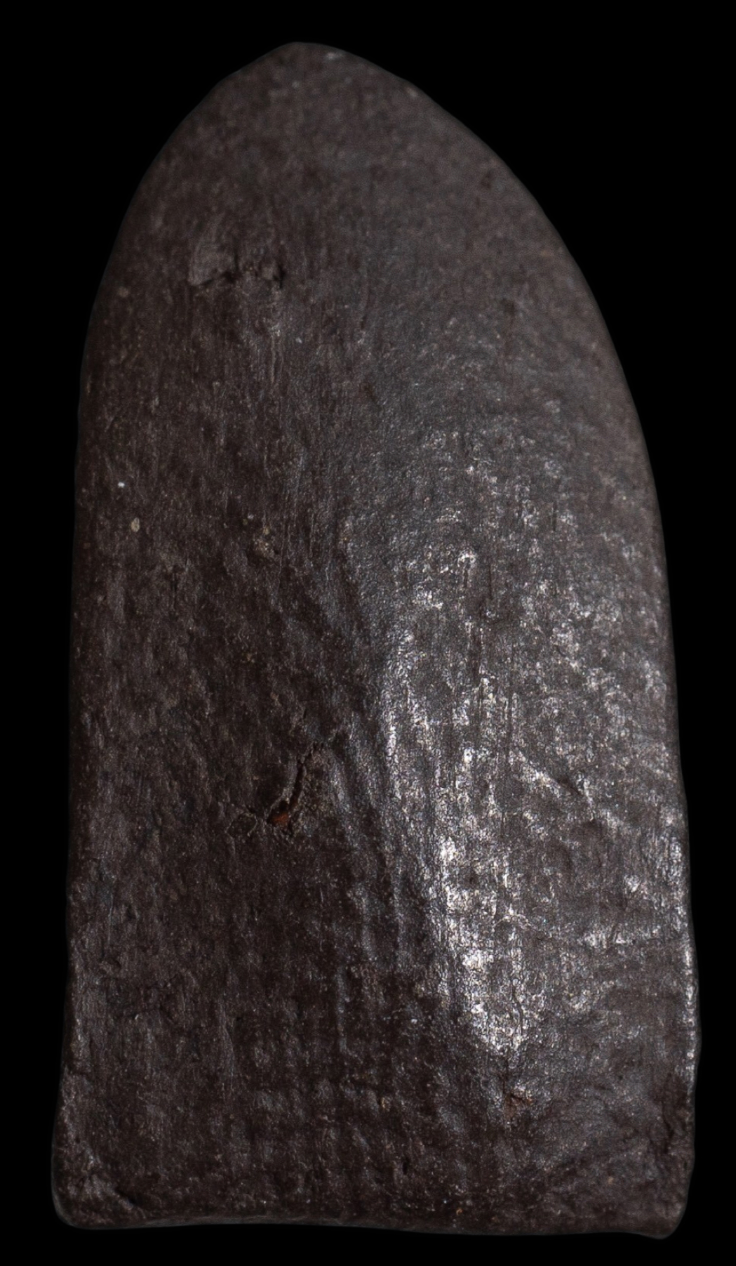 พระรอดเนื้อดินผสมผงใบลาน พิมพ์เล็ก หลวงพ่อกวย วัดโฆสิตาราม ช่วงปี 2500