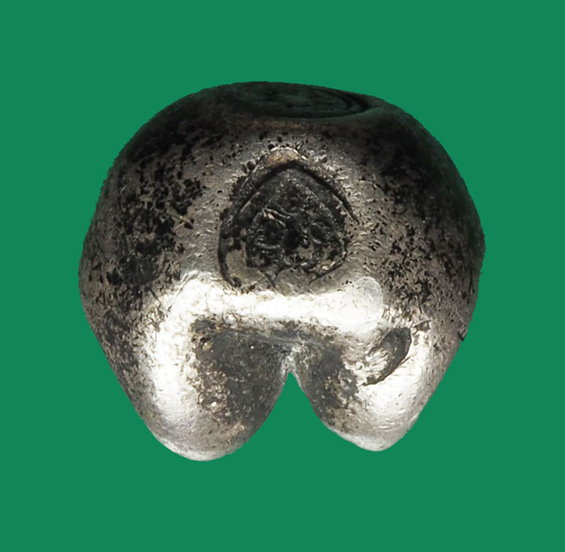 *32190 พดด้วงสมัยอยุธยา ตราก้านบัวใหญ่ ขนาด ๑ บาท เนื้อเงิน