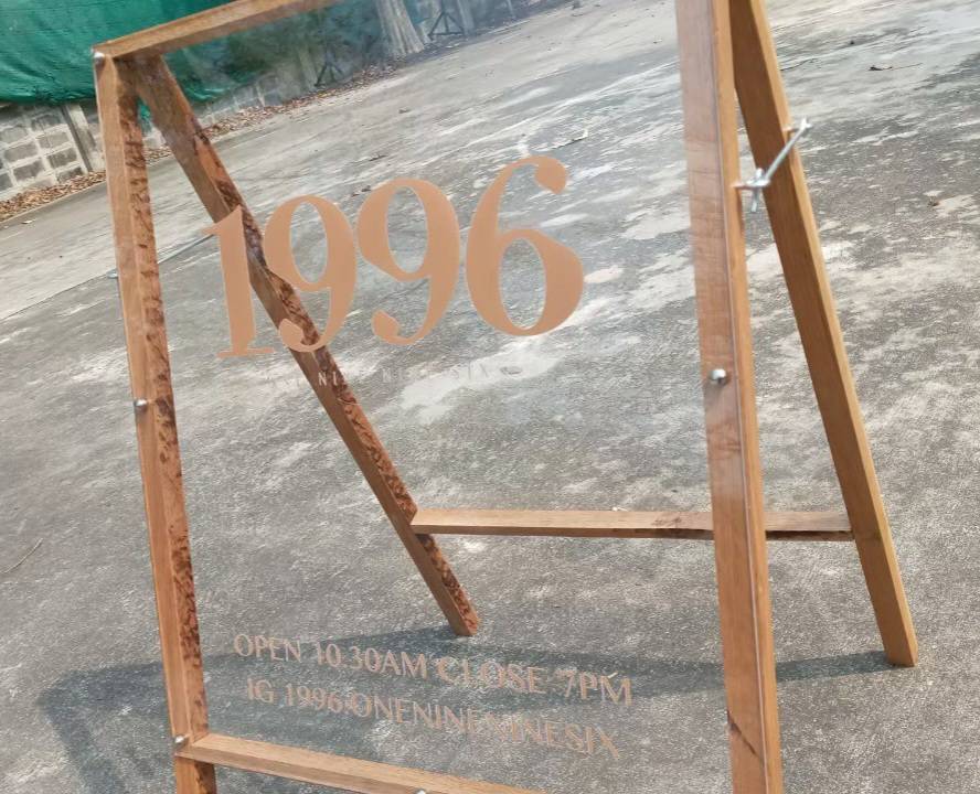 ป้ายไม้สนติดอะคริลิคติดสติ๊กเกอร์ไดคัท