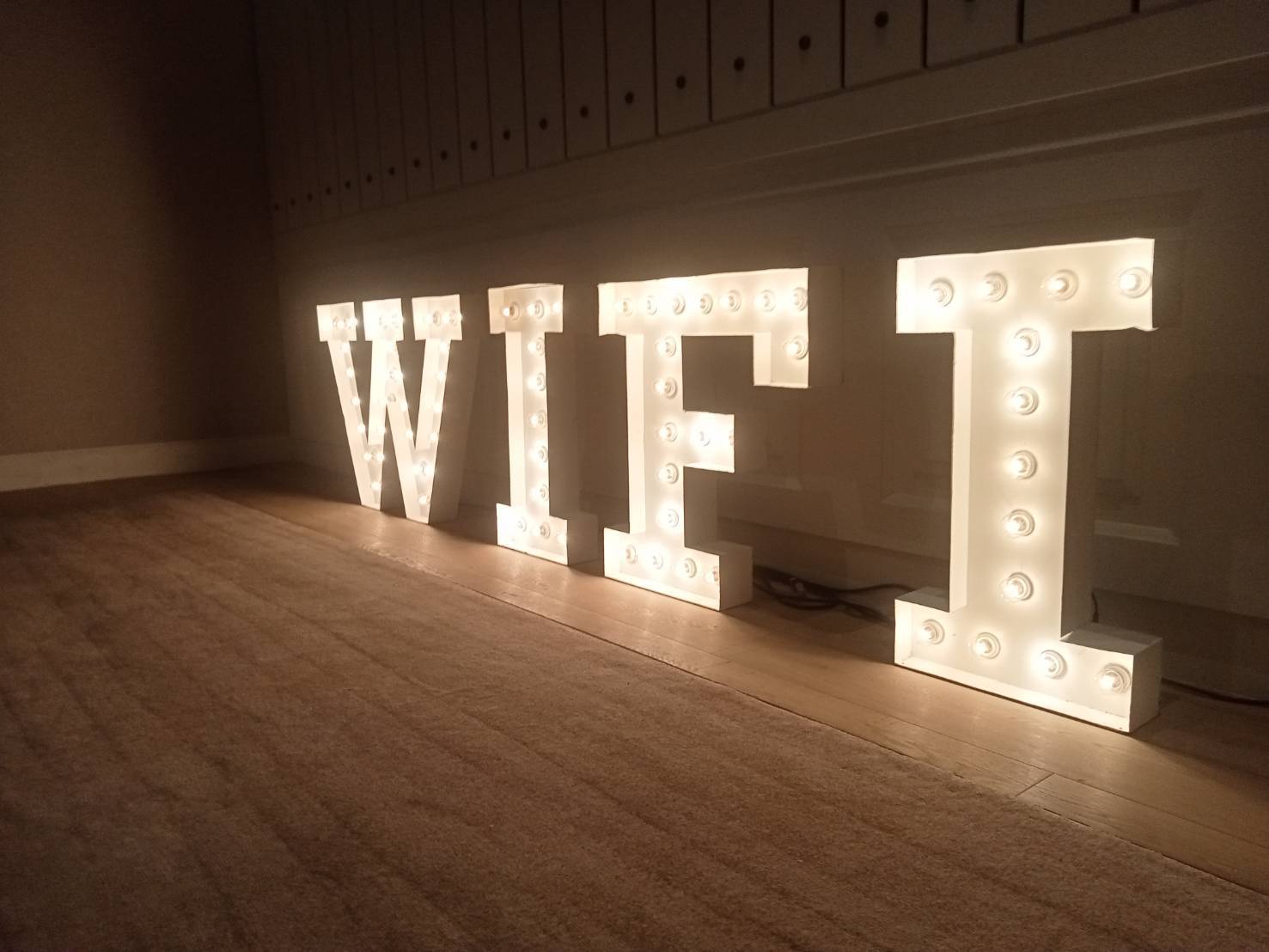 ป้ายอักษรเช่าไฟปิงปอง ขนาด 70cm "WIFI"