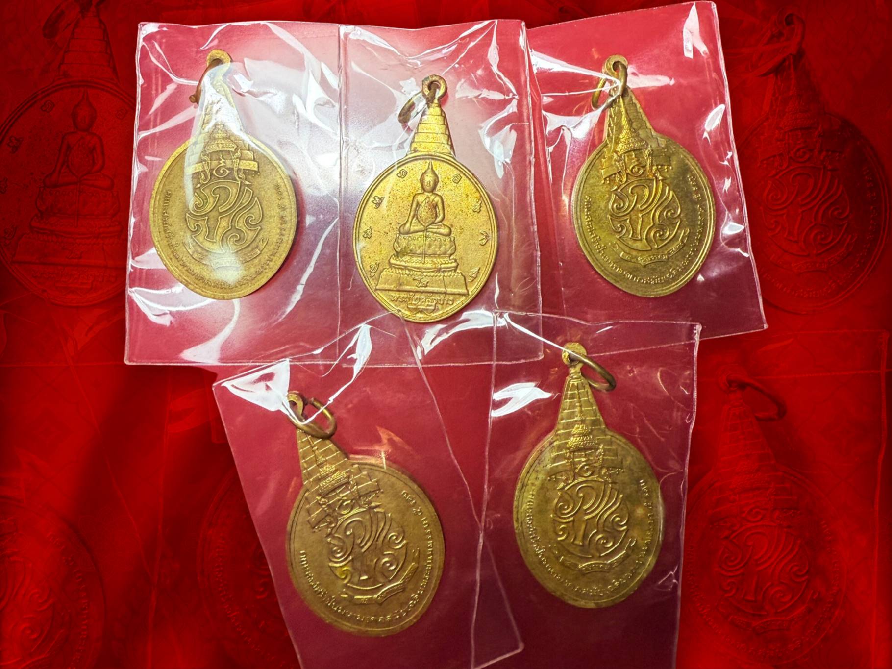 เหรียญพระชัยหลังช้าง ด้านหลัง ภปร. ปี 2530 เนื้อทองเหลืองกาไหล่ทอง รวม 5 เหรียญ