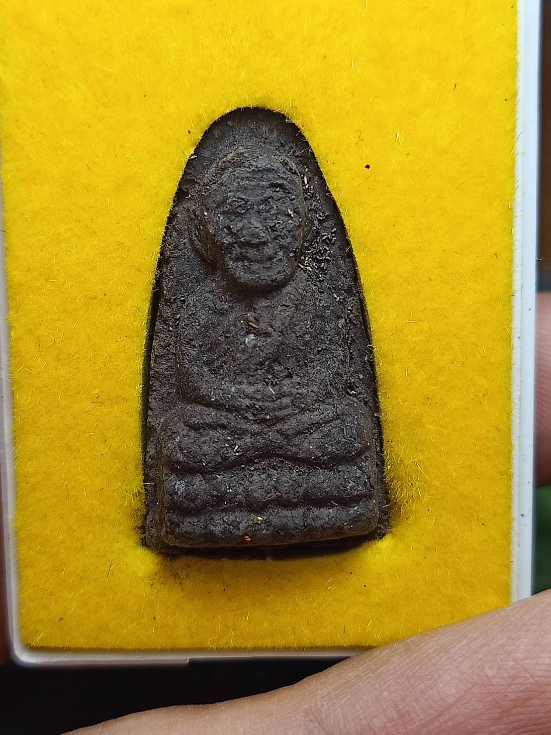 พระผงหลวงพ่อทวด วัดช้างให้ รุ่นปลอดหนี้ รวย รวย รวย จ.ปัตตานี ปี 2539 พร้อมกล่อง (SKU-07803)